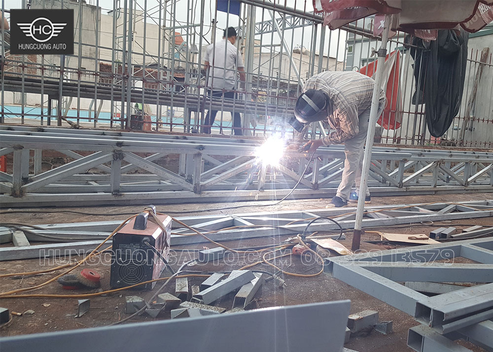 Hình sảnh gia công khung thép mái bạt xếp bể bơi việt Hưng